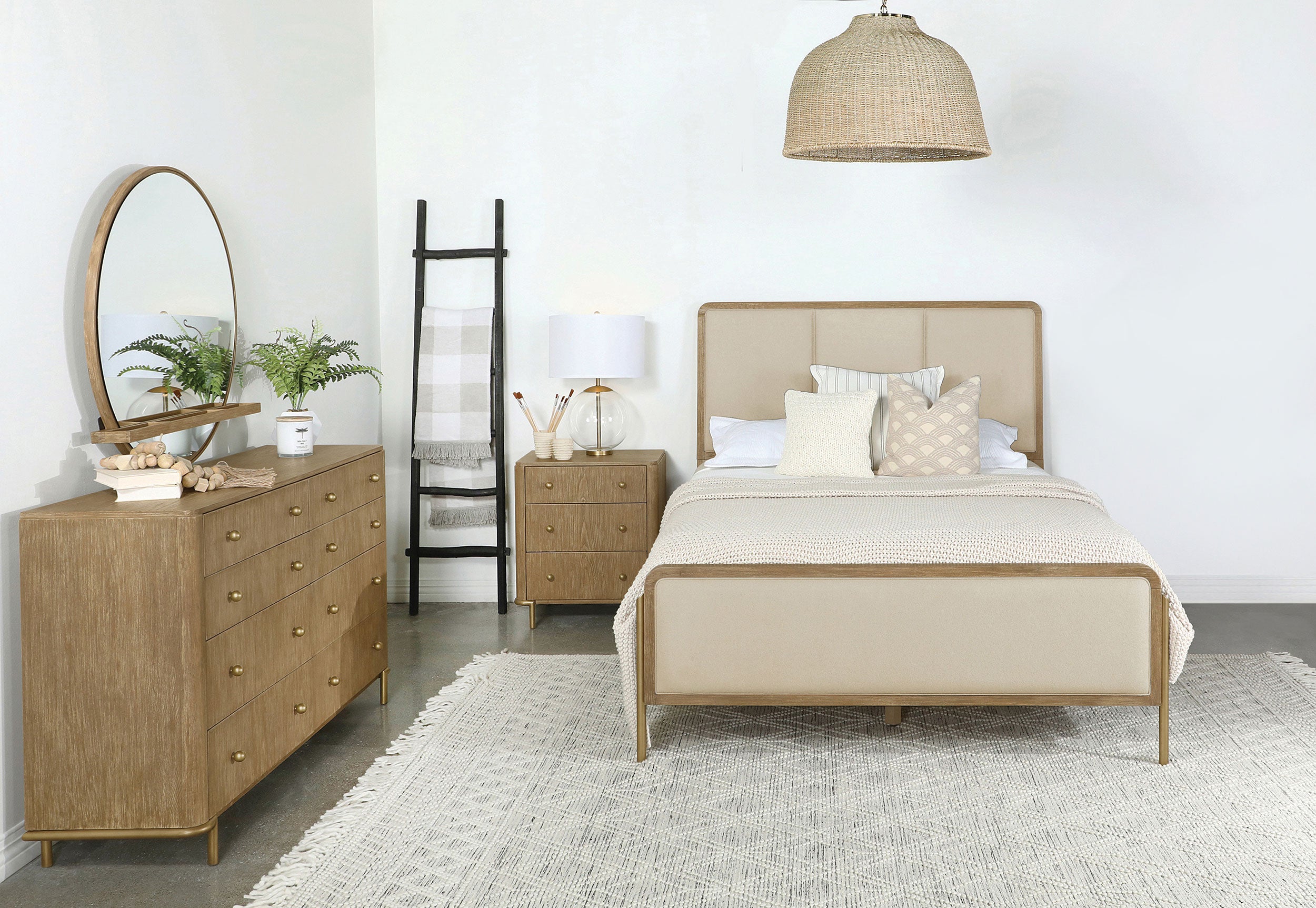 Arini 4-piece Eastern King Bedroom Set Cream and Sand Wash — view 1