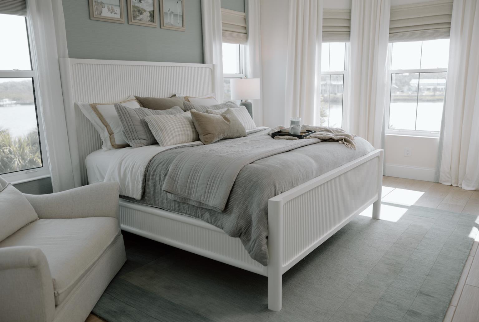 Montauk Queen Bed Complete. White Finish