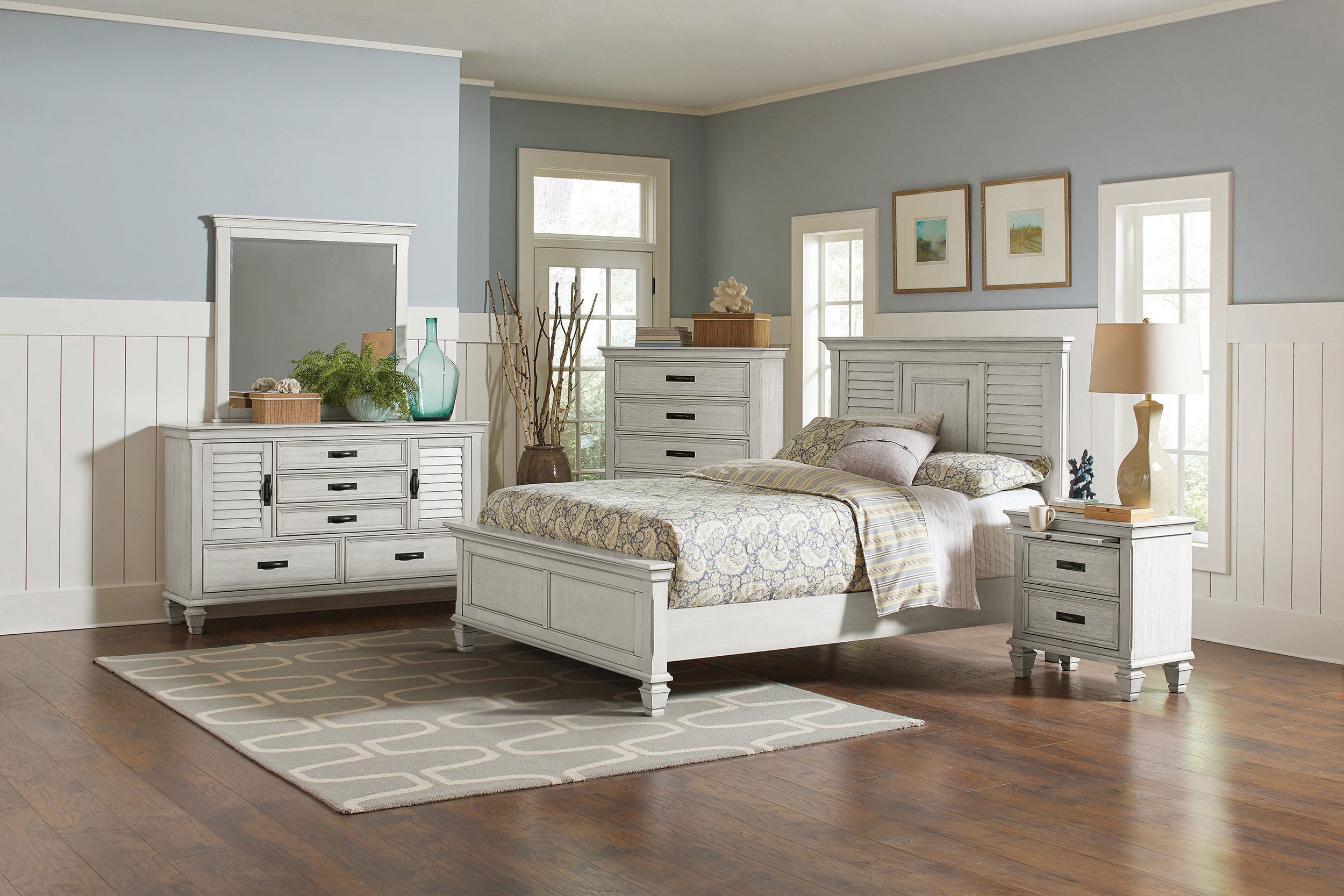 Franco 5-piece Queen Bedroom Set Distressed White — view 1