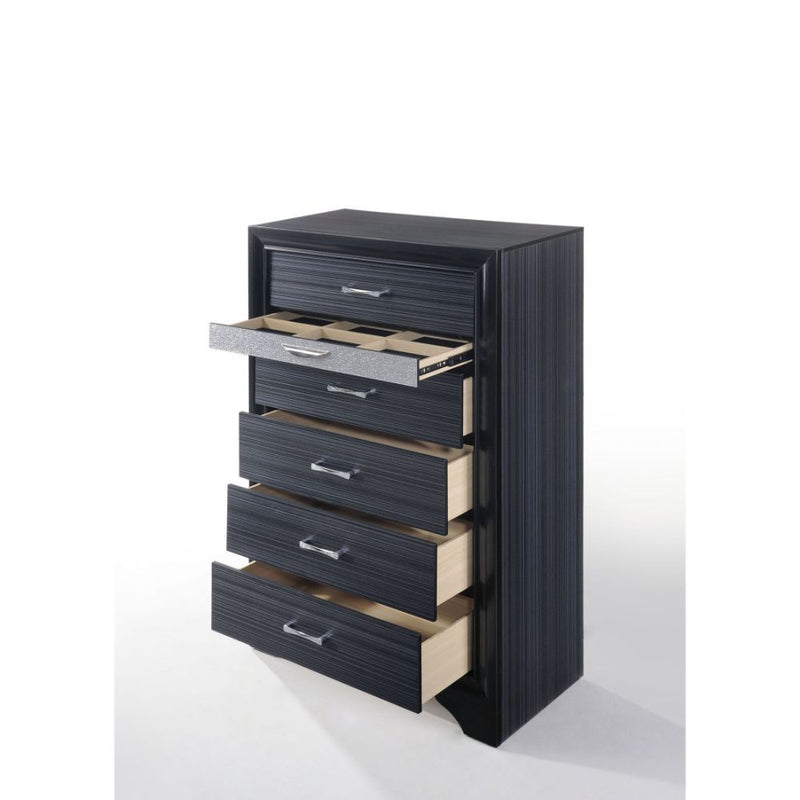 The Naima chest offers a sophisticated look, clean lines and contemporary style.