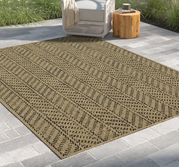 Earth - 7'10" X 10'3" Indoor / Outdoor Area Rug - Black / Natural