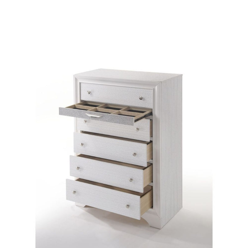 The Naima chest offers a sophisticated look, clean lines and contemporary style.