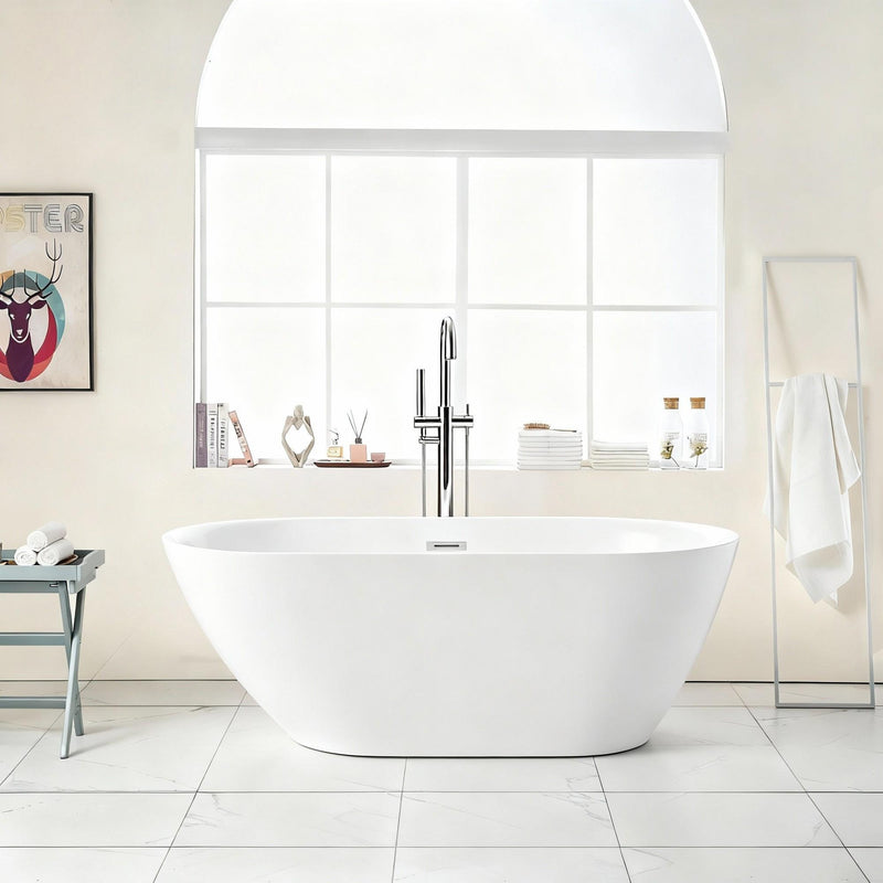 Glossy Freestanding Bathtub With Chrome Pop Up Drain