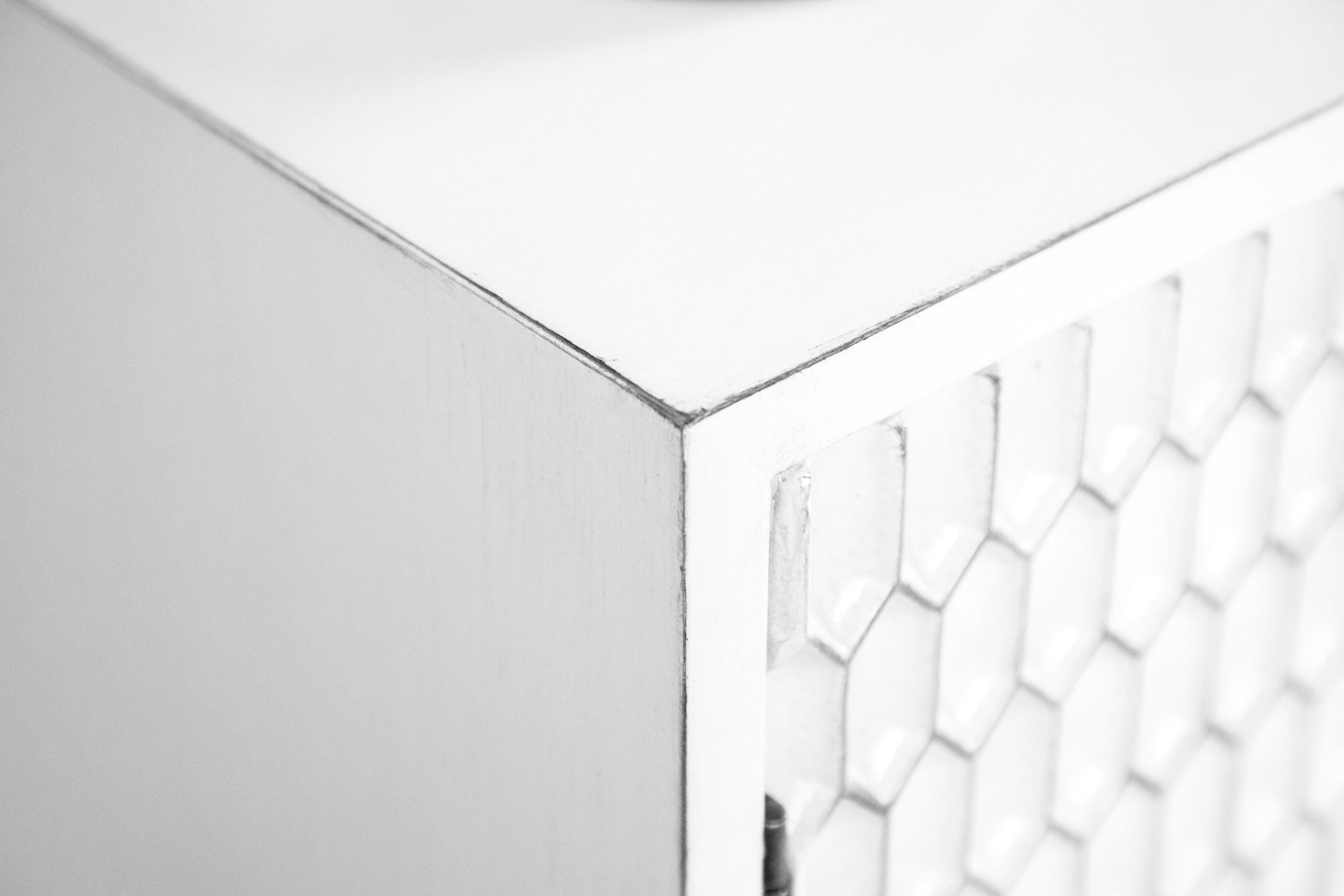 Gambon 2-door Wood Honeycomb Pattern Accent Cabinet White — view 9