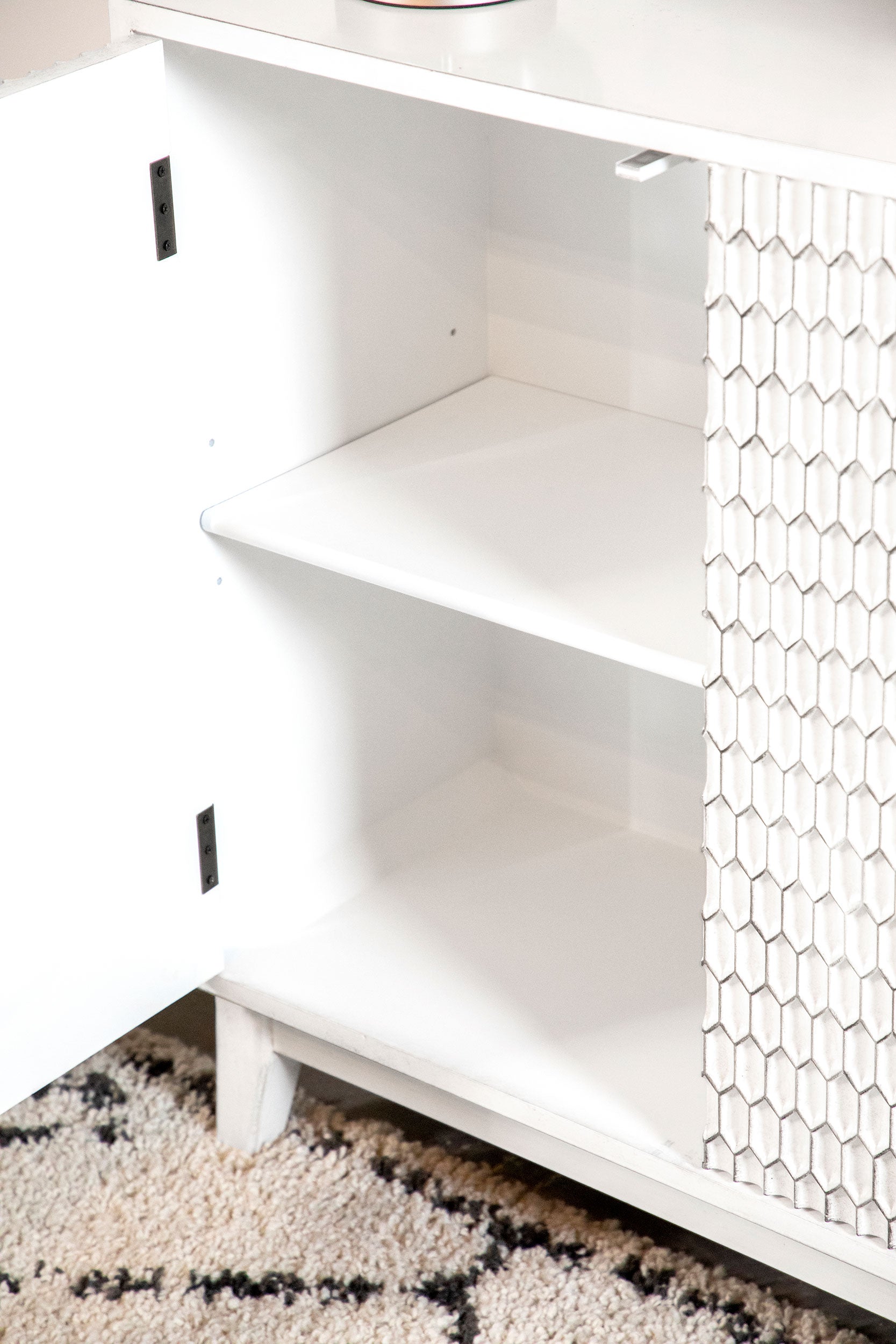 Gambon 2-door Wood Honeycomb Pattern Accent Cabinet White — view 11