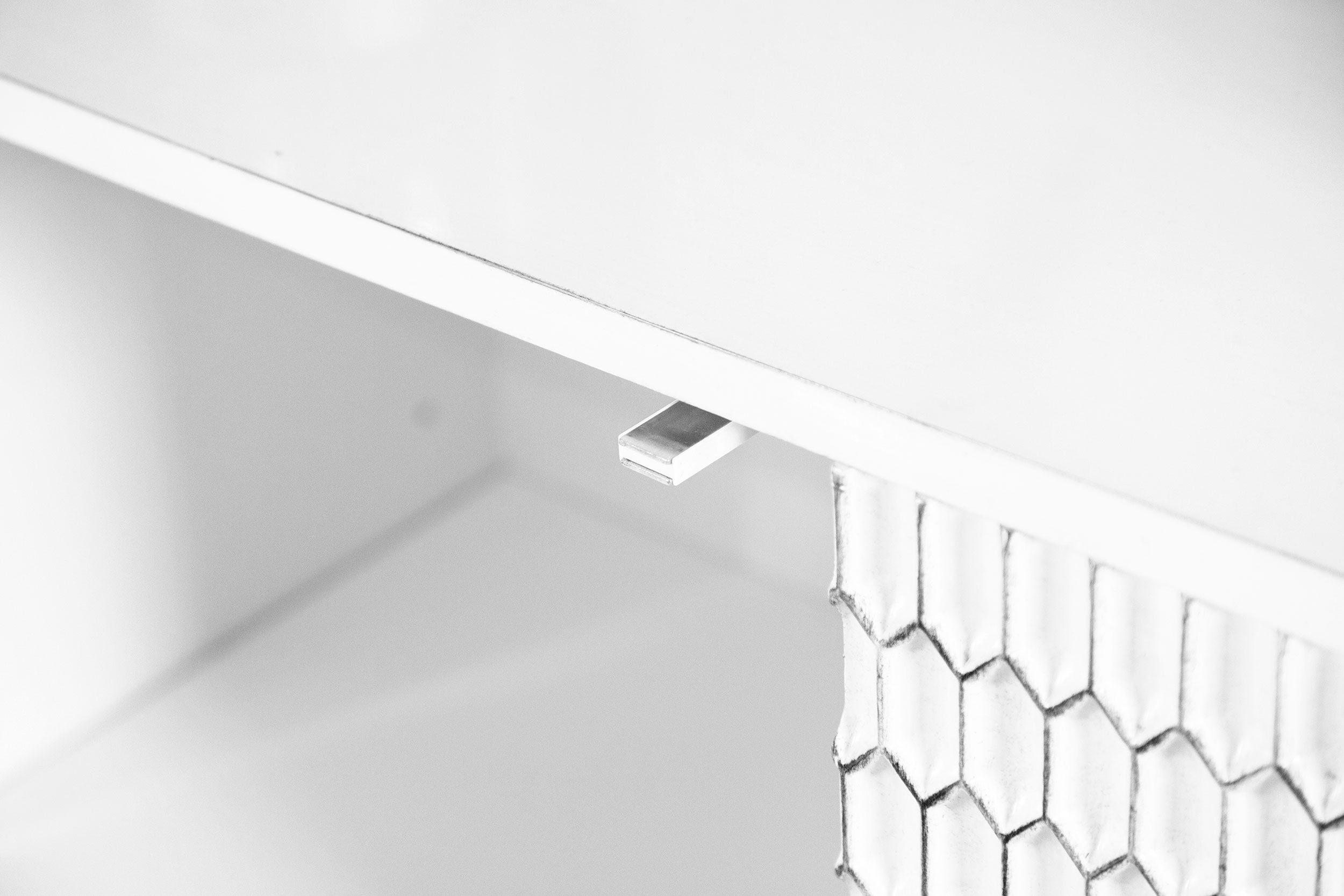 Gambon 2-door Wood Honeycomb Pattern Accent Cabinet White — view 12