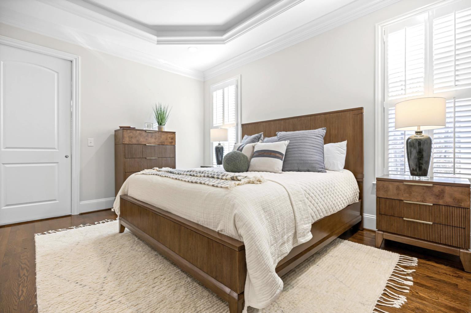 Manhattan Valley Queen Bed Complete. Mappa Burl and Vintage Chestnut Finish