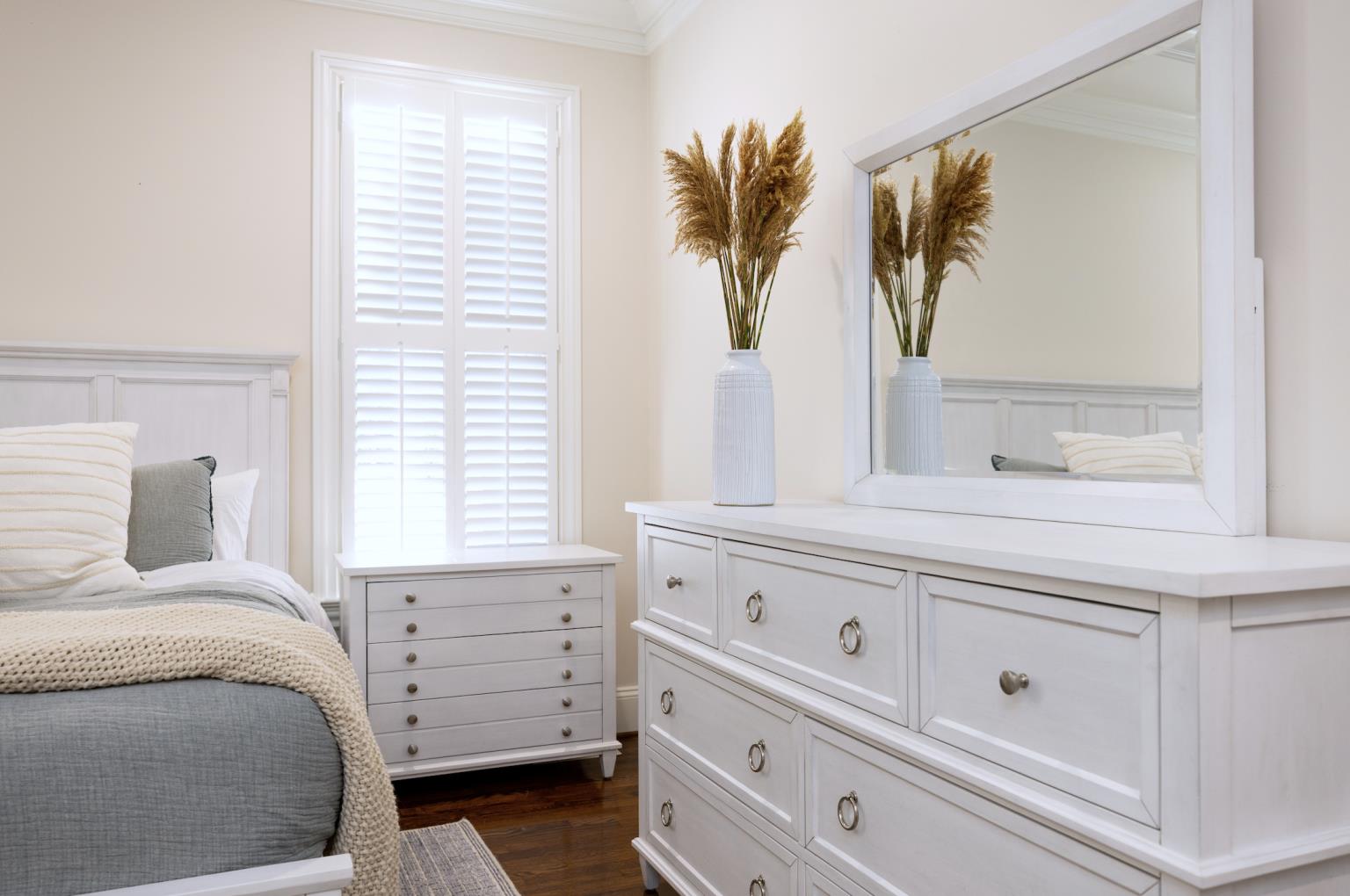 Point Breeze King Bed Complete. Fresh White Finish w/ Soft Grey Glaze