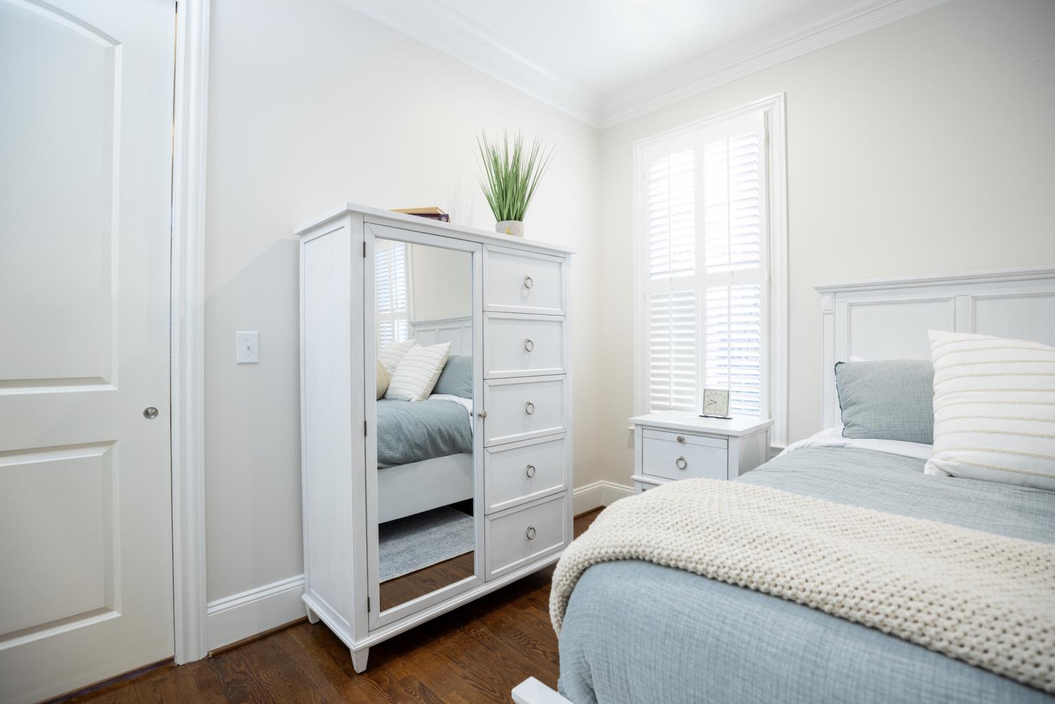 Point Breeze King Bed Complete. Fresh White Finish w/ Soft Grey Glaze