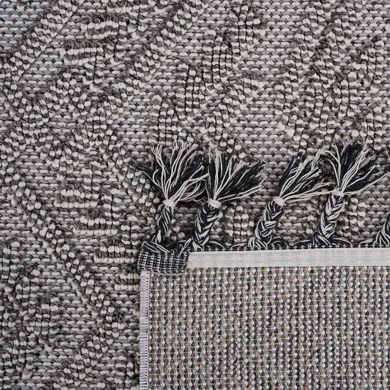 Guros - 6' X 9' Traditional Indoor / Outdoor Area Rug - White