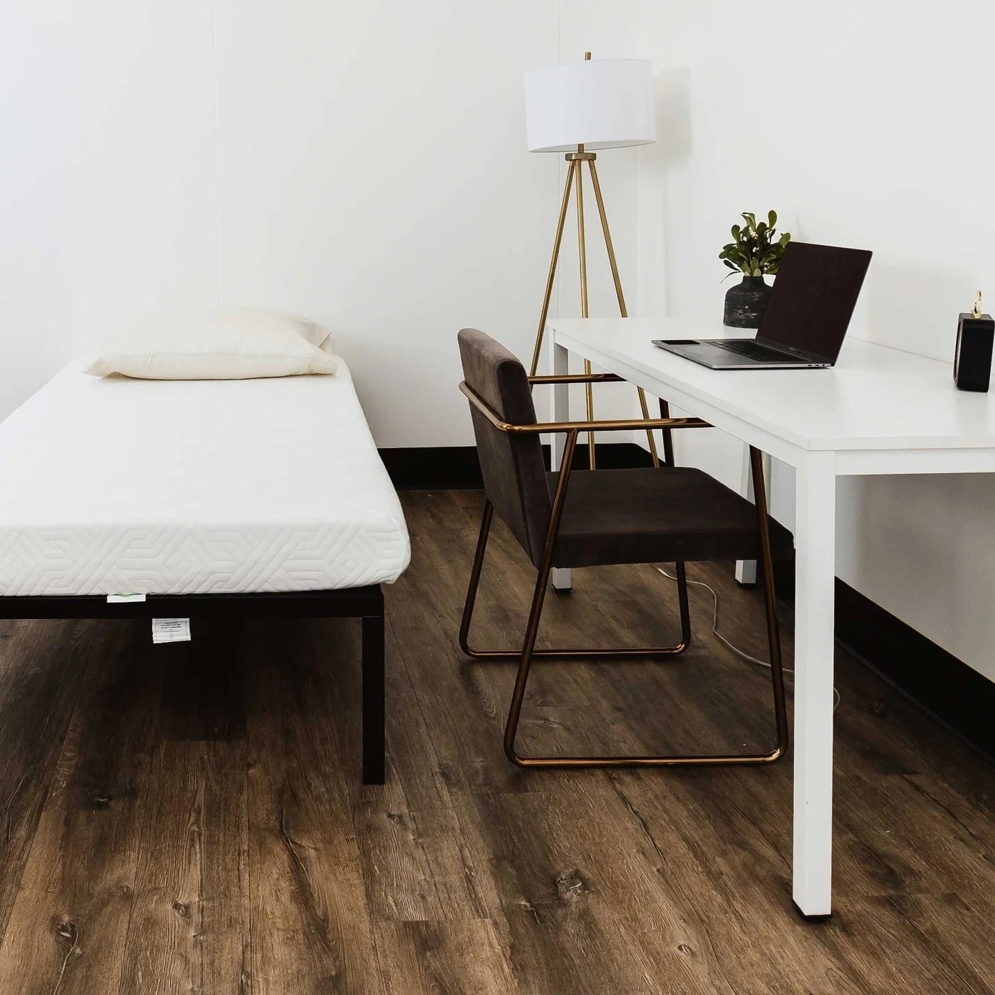 Modern Platform Foundation Queen