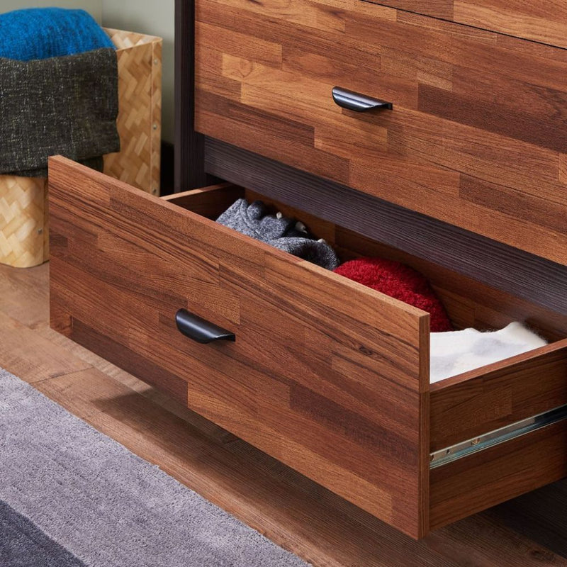 This beautiful Eloy chest of drawers boasts of contemporary style.