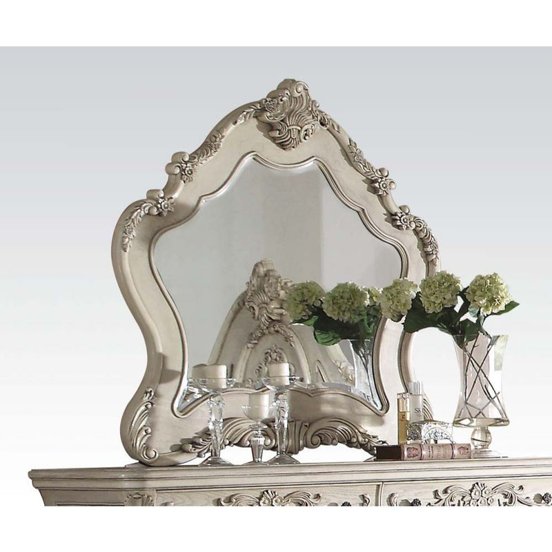 The Ragenardus mirror is an impeccable example of truly memorable luxurious traditional design.